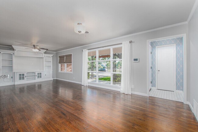 Building Photo - Renovated 3 Bed / 2 Bath Brick Home with 2-Car Garage & Fenced Yard in North Temple