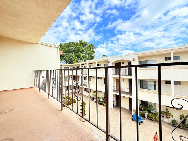 Building Photo - Stylish & Spacious 2-Bedroom Condo for Ren...