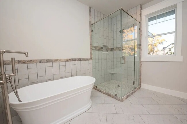 Building Photo - Beautiful and Spacious 3 Bed, 2.5 Bath Hom...