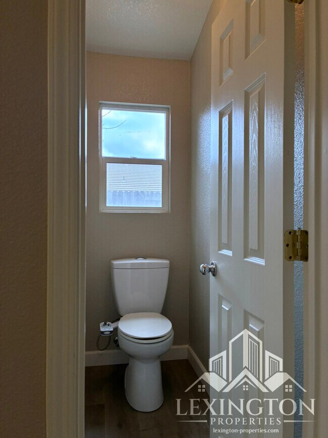 Building Photo - Updated 3 Bedroom, 2 Bathroom, Single-Story Home in Antelope!