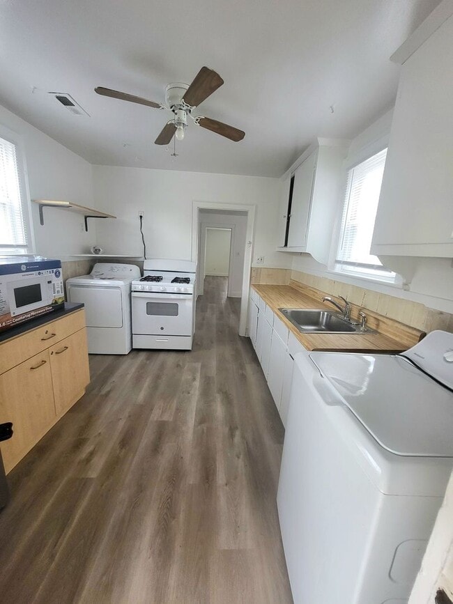 Building Photo - Large 2 BDRM 1 BA single family home across from the Beach!