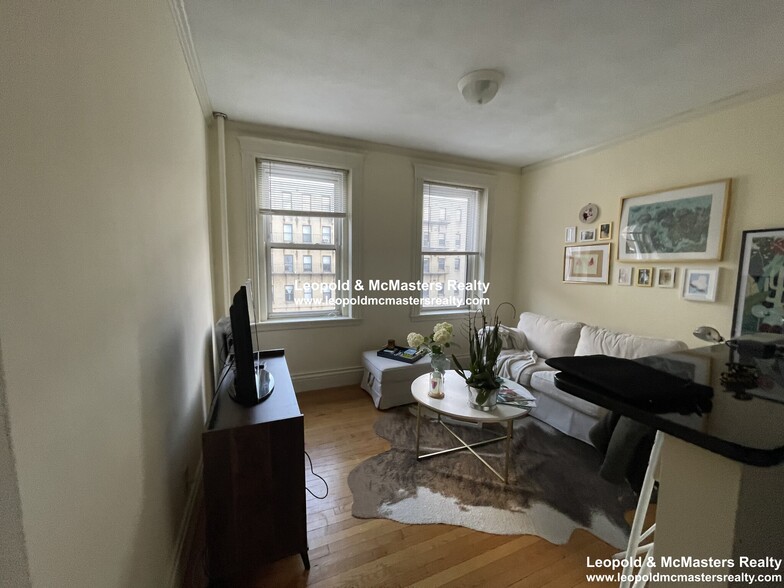 Building Photo - 48 Queensberry St