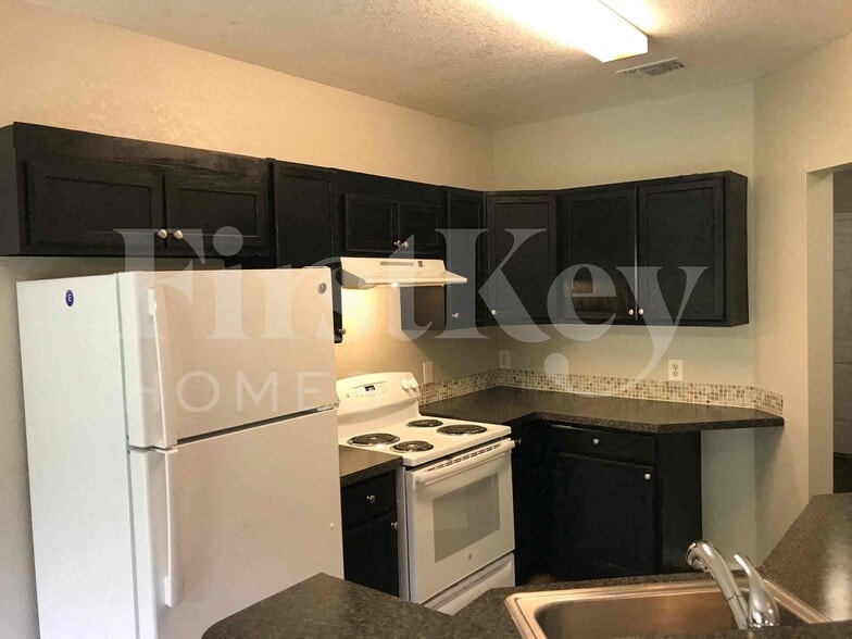 Building Photo - 5351 Sylvania Ave