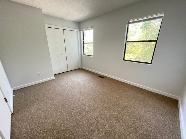 Building Photo - Nice 2br townhome in quiet neighborhood, r...