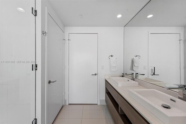 Building Photo - 460 NE 28th St