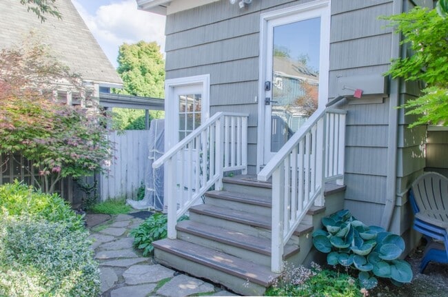 Building Photo - 4Bd/2.75Ba Seattle House