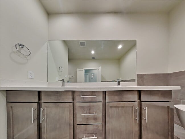 Building Photo - 2604 Mid Ln