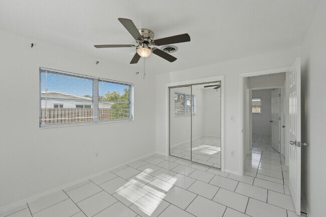 Building Photo - "Charming 2-Bedroom Duplex Retreat in North Port!"