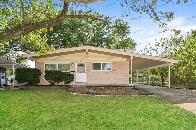 Primary Photo - 380 Moule Dr