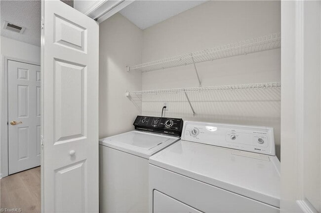 Building Photo - 2221 Delaney Dr