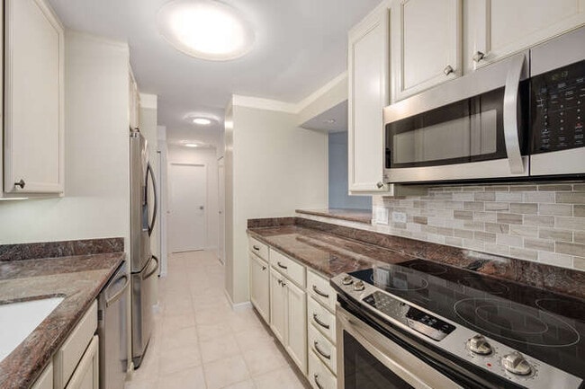 Building Photo - 111 E Chestnut St