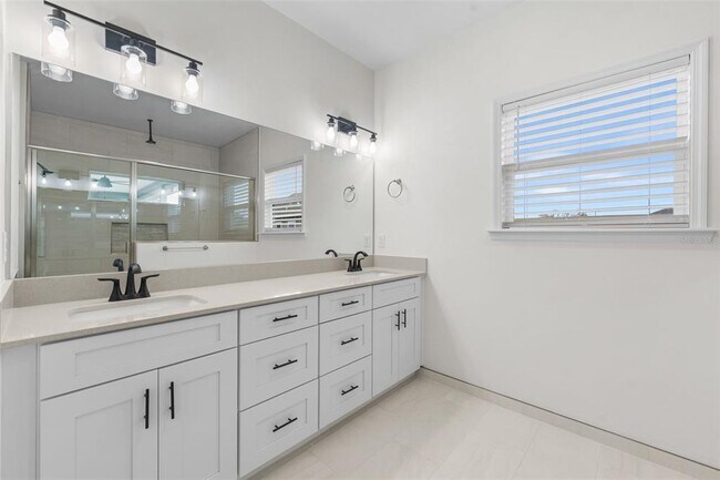 Building Photo - 6735 SW 10th Ln