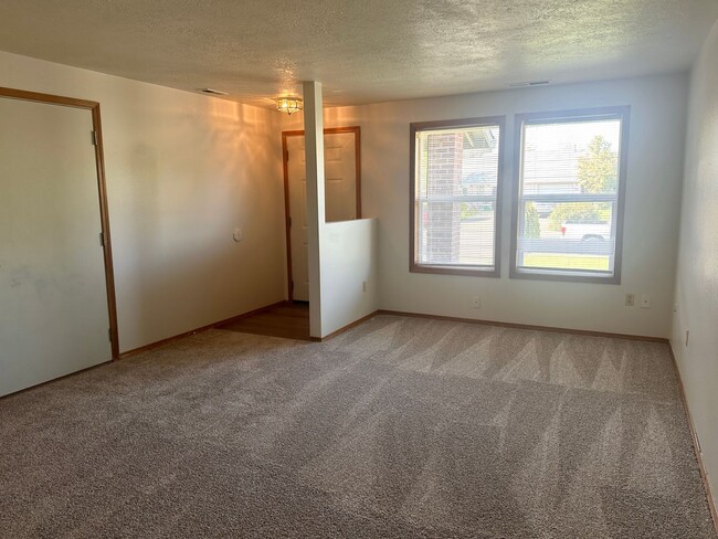 Building Photo - 3 Bedroom 2 Bath McMinnville OR