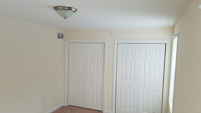 Building Photo - 2 Bedroom 1 1/2 Bath Condo