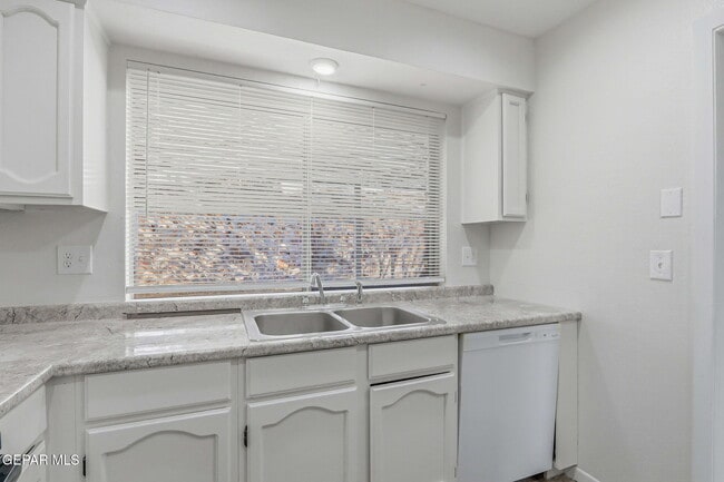 Building Photo - 7129 Orizaba Ave