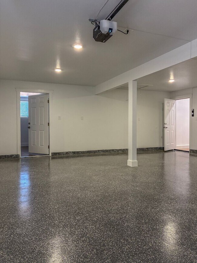 Building Photo - 1095 Donna Ave NE
