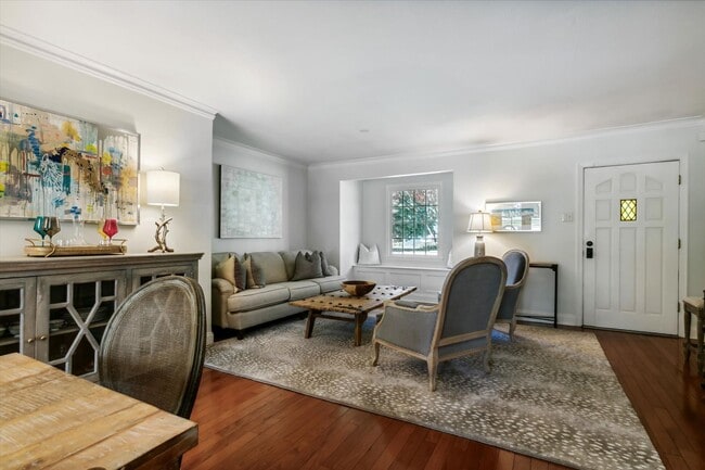 Building Photo - 5 bedroom 3 bathroom with over 3,500 square feet in East Memphis near Walnut Grove and Perkins