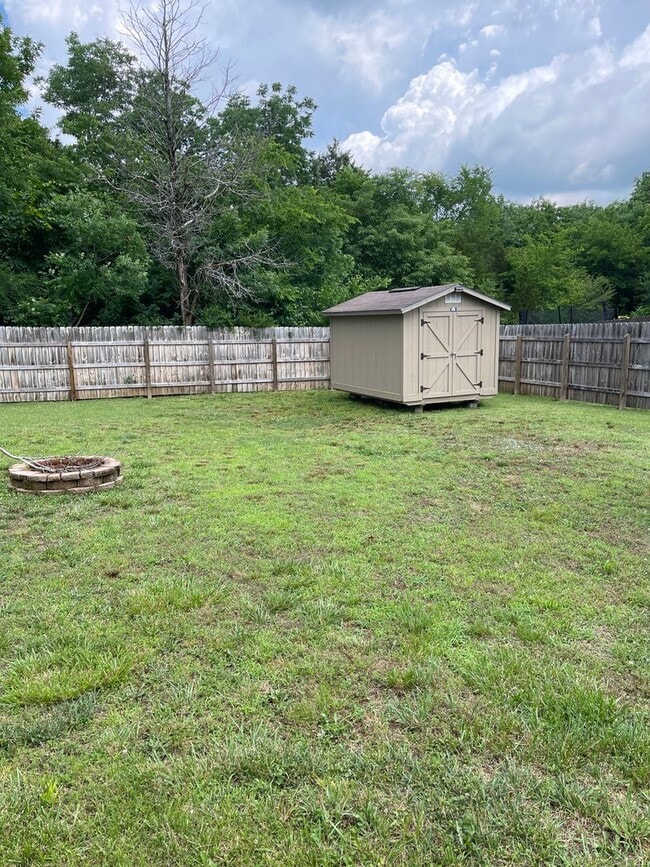 Building Photo - 617 Niagra Ln