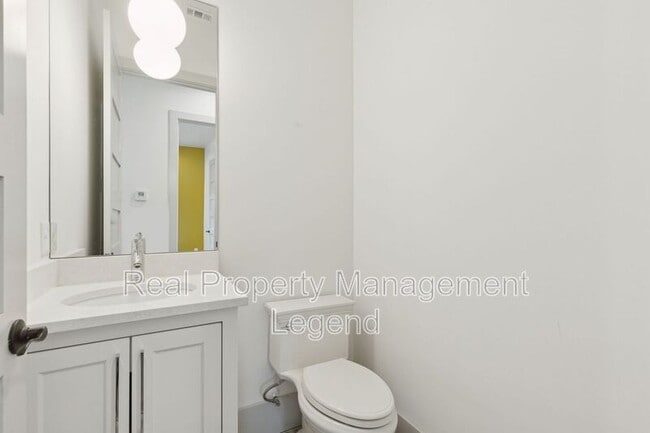 Building Photo - 1018 S Waverly Dr