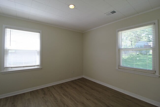 Building Photo - 2 Bedroom 1 Bath Home In Prairie Village
