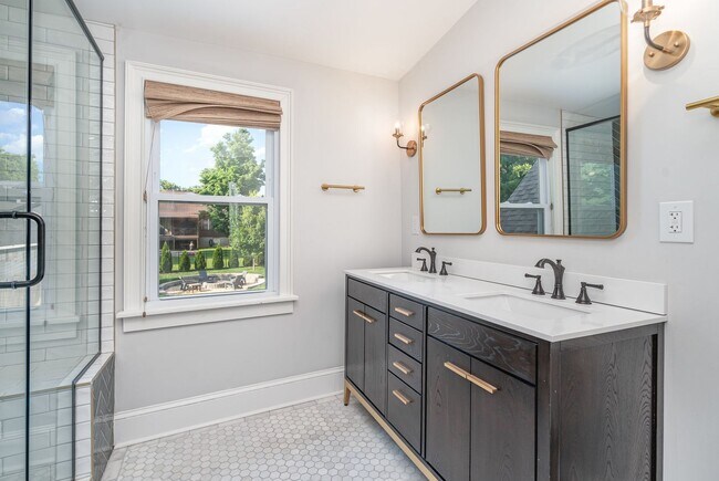 Building Photo - Charming Renovated East Nashville Home wit...