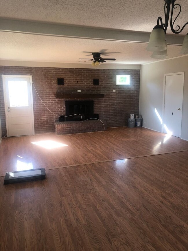 Building Photo - Lovely Brick Ranch Home in Monroe