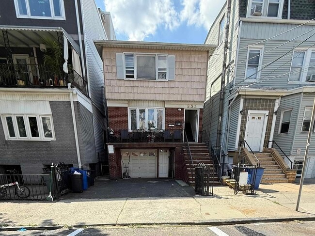 Primary Photo - 351 New York Ave