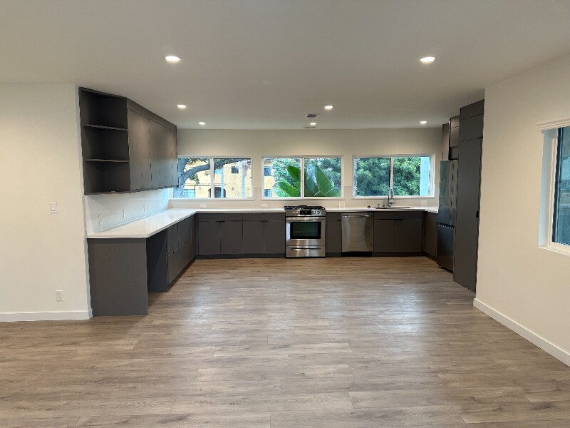 Building Photo - 2021 Beachwood Dr