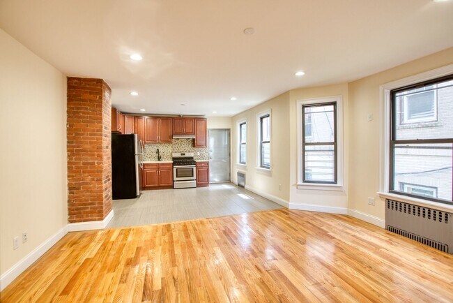 Building Photo - Updated 3 bedroom 1st floor apartment in Waterbury