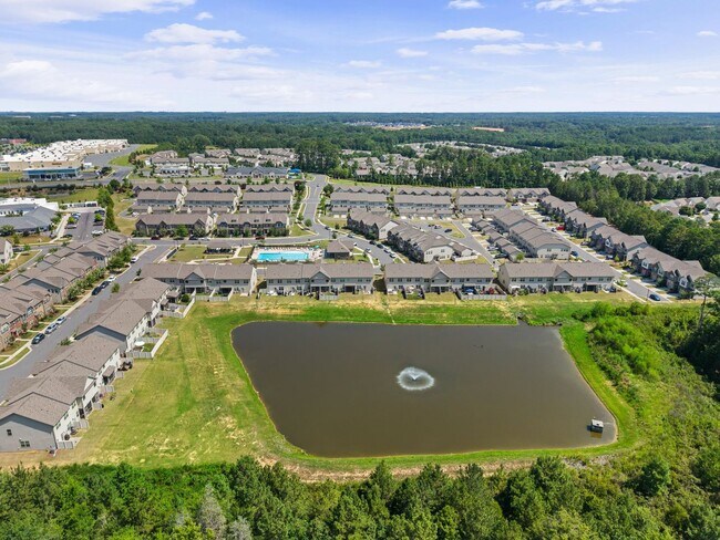 Building Photo - Beautiful 3 bed, 2.5 bath townhome in The ...