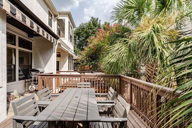 Building Photo - 6515 Minola St