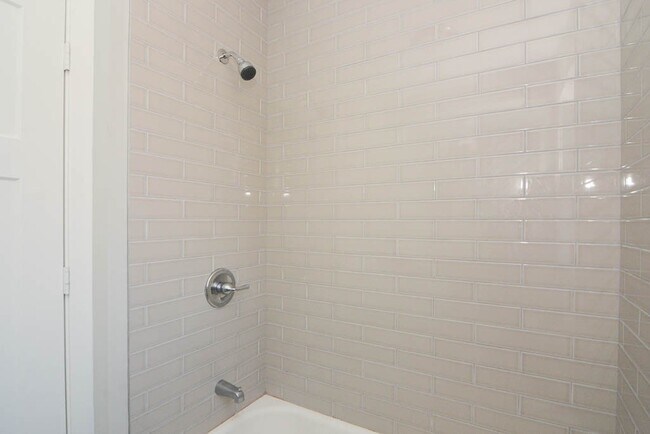 Building Photo - 725 W Brompton Ave