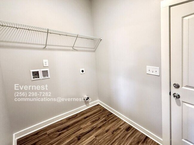 Building Photo - Spacious and Bright 3-Bedroom Home in a Co...
