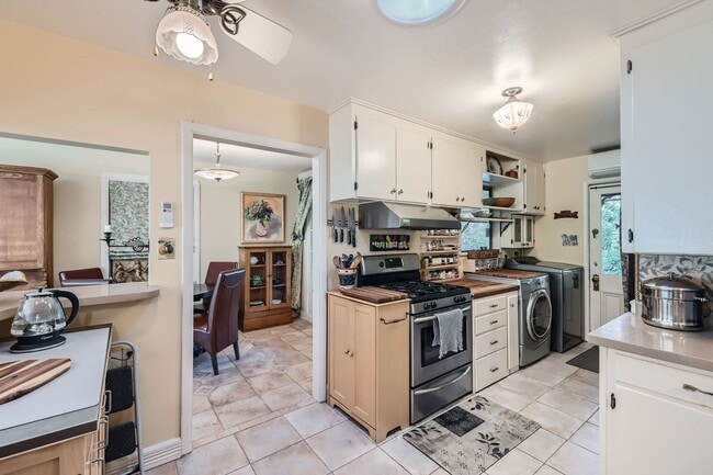 Building Photo - 2-Bedroom in Newlands with Secret Garden & Suite