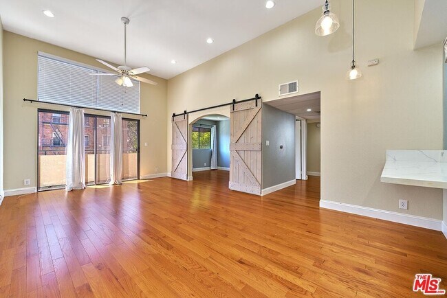 Primary Photo - 326 S Manhattan Pl