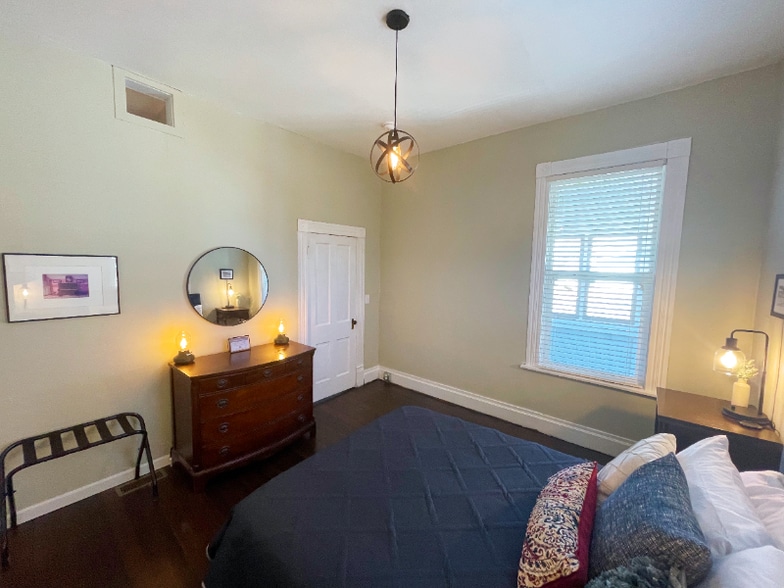 Building Photo - 711 W 5th St