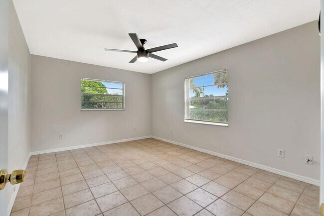 Building Photo - 8968 SE Pine Cone Ln