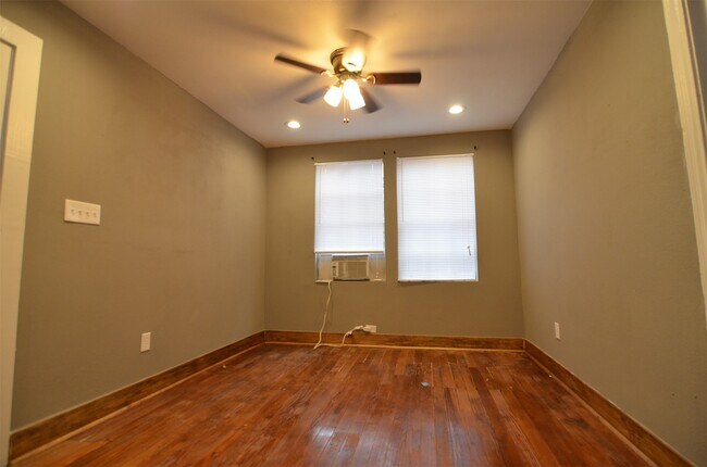 Building Photo - 2123 Marion St