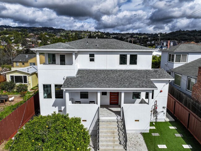 Building Photo - Stunning 4/3 in the Oakland Hills