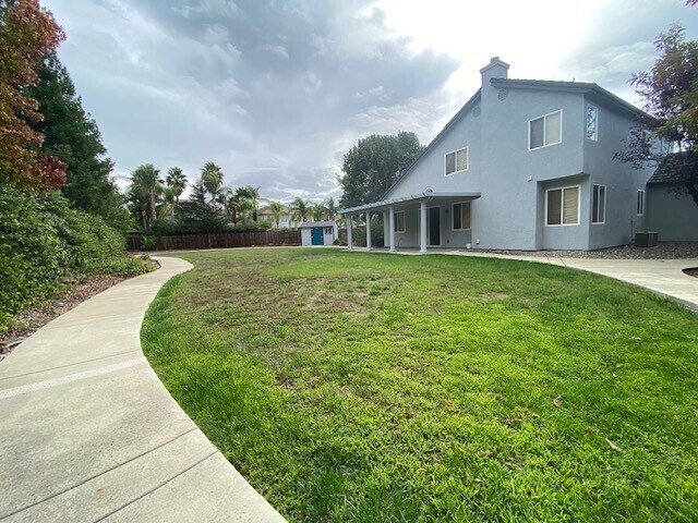 Building Photo - Beautiful and spacious 3-bedroom, 2.5-bathroom home with loft/den in E