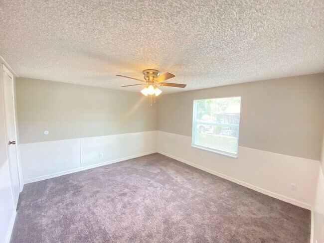 Building Photo - Charming 3-Bedroom, 2-Bath Home with Fenced Yard !