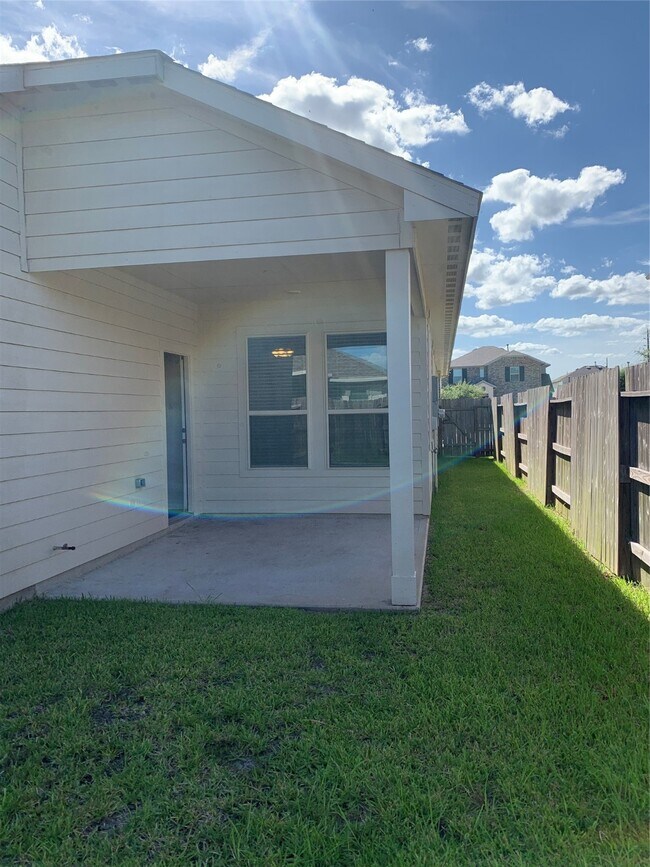 Building Photo - 18807 Fulvetta Haven Way