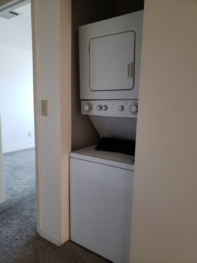 Building Photo - 3 Bedroom Condo in Gated Community