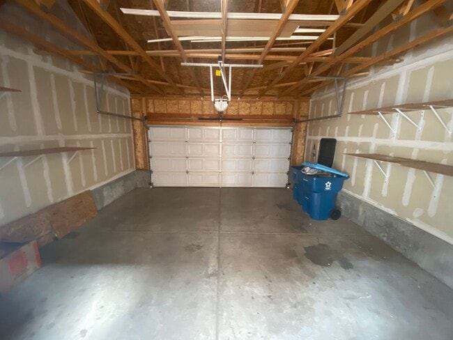Building Photo - Beautiful 2 Bedroom 2 1/2 Bath Townhome in...