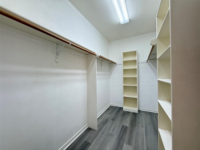 Building Photo - 211 Riata