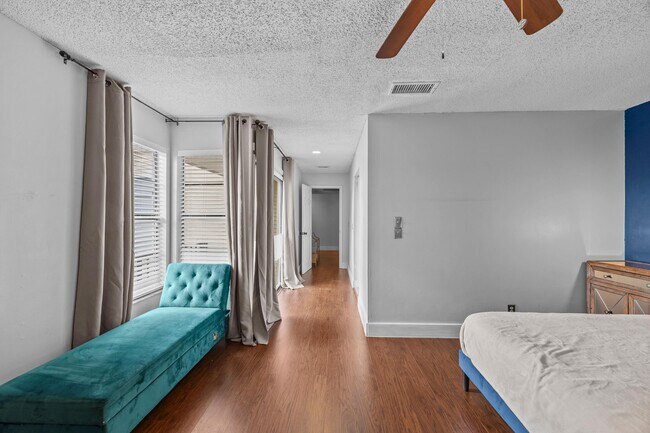 Building Photo - 1520 Shaker Cir