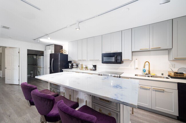 Building Photo - Beautifully Updated 2 Bedroom Condo with Optional Furniture!