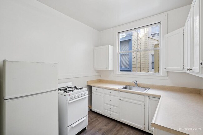 Building Photo - 2425 Fillmore St