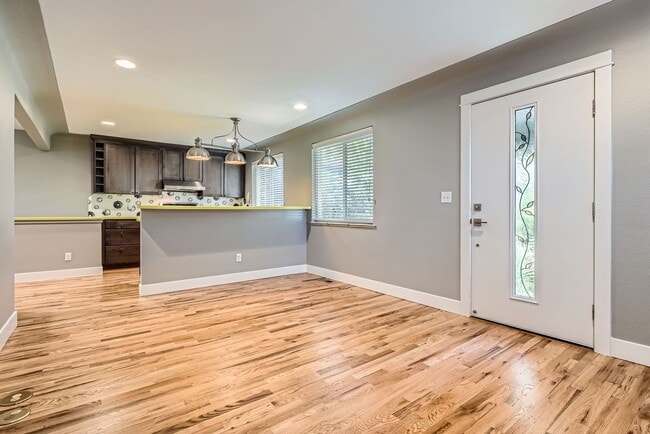 Building Photo - 4 Bed, 2 Bath Duplex – Bright, Stylish, Mo...