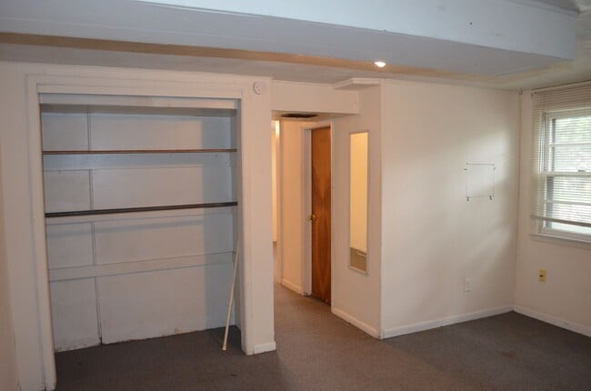 Building Photo - 3 bed, 2 bath home in Parkade area